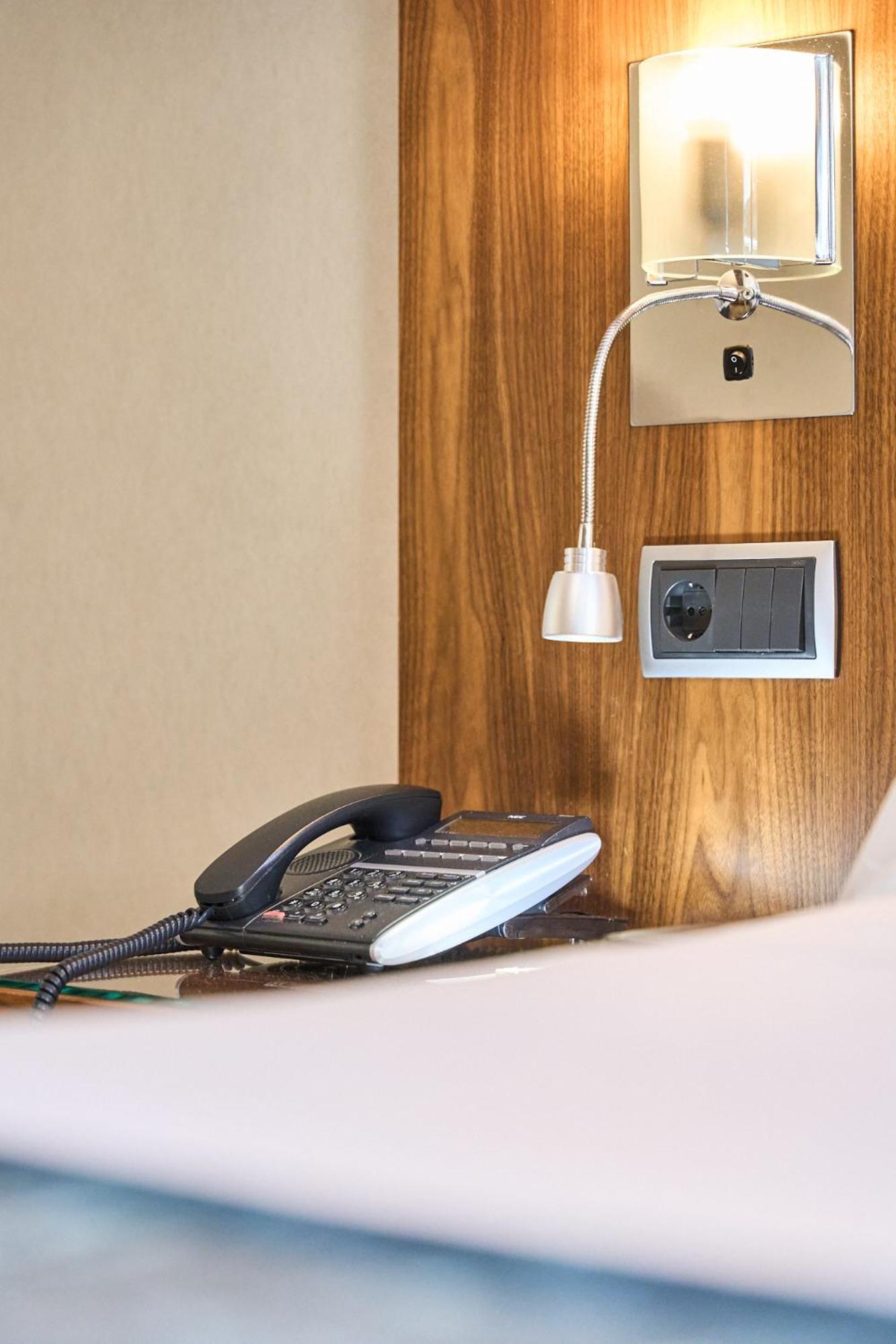 Vp Jardin De Recoletos Hotel Мадрид Екстериор снимка